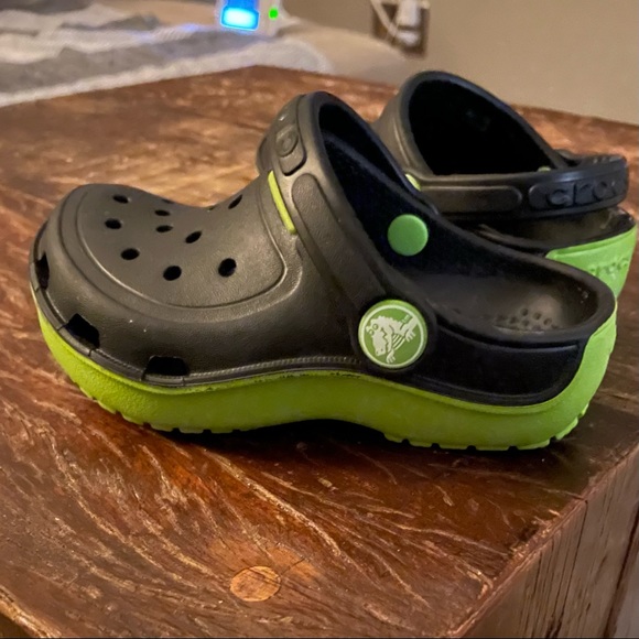 Kids Classic Clogs by CROCS. Black/Green. Kids 1-6 years old; Size C7 - Picture 2 of 6